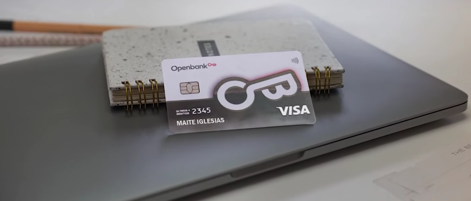 imagen de la nueva tarjeta de openbank que es transparente